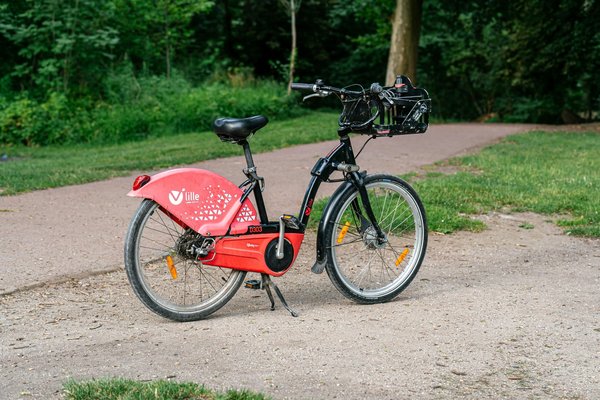 What impact does green transportation have on reducing urban traffic accidents?