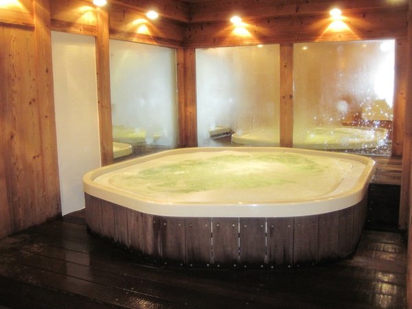 How Can You Design a Small Bathroom to Include Luxury Spa Features?