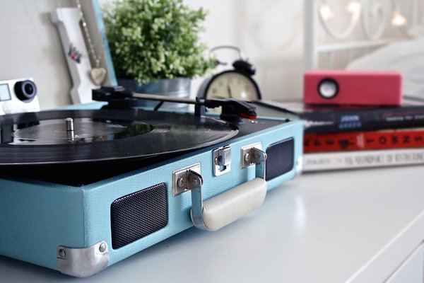 What are the Best Strategies for Mixing Vintage and Modern Pieces?