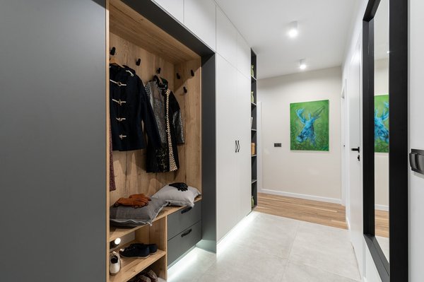 What's the Most Effective Way to Incorporate a Seasonal Closet Rotation System in a Compact Wardrobe?
